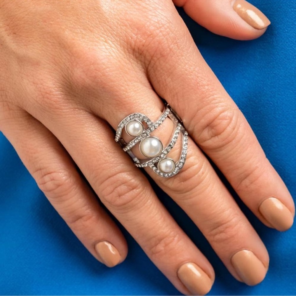 Elegant Silver and Pearl Ring